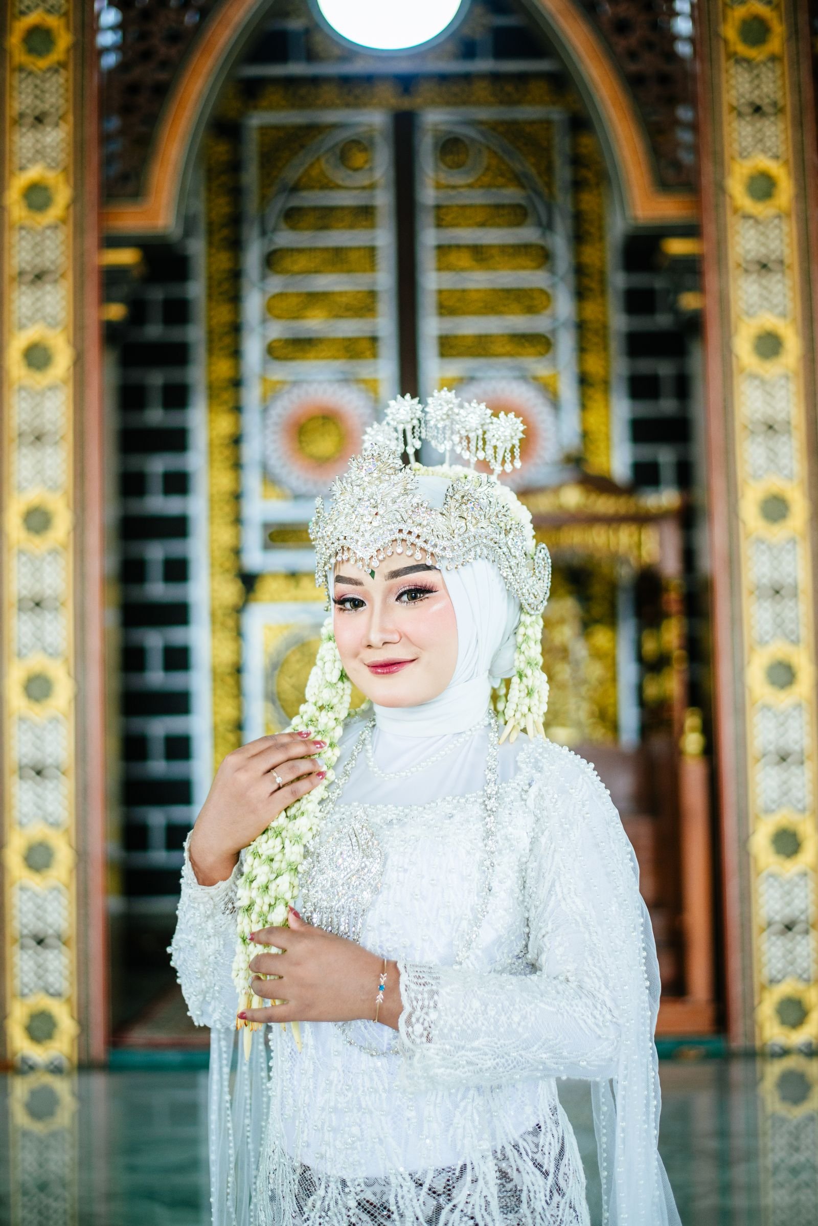 Contoh customer mengenakan busana adat